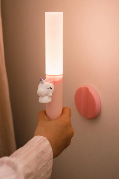 „Zoo Buddy Light in Rosa an der Wand befestigt – sanftes LED-Licht für sichere Orientierung in der Nacht“
